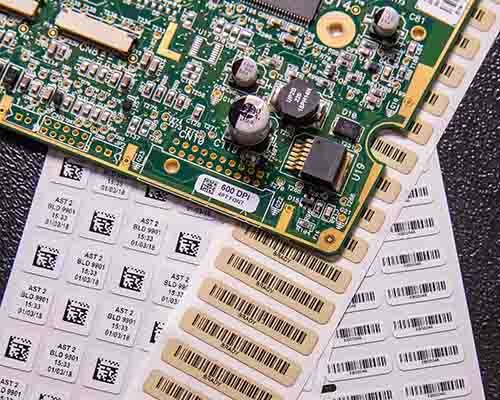Une étiquette contenant du texte et un code-barres sur un circuit imprimé.