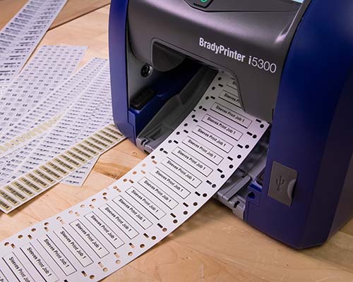 Une série d’étiquettes et de manchons imprimés sur l’imprimante i5300.