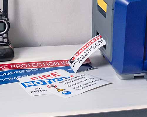 L’imprimante S3700 imprimant différentes étiquettes multicolores.