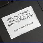 Une étiquette contenant le texte « Does this product look like it has ben tampered with? » appliquée sur un produit.