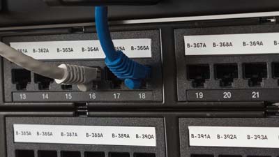 Bandes d’étiquettes Brady pour panneaux de connexion identifiant les ports d’un panneau de connexion.